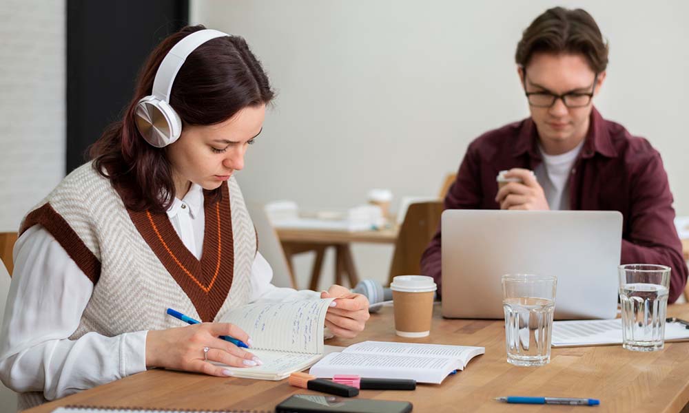 Read more about the article Leadership Courses Vs. Productivity Courses: Which One is Right for You?