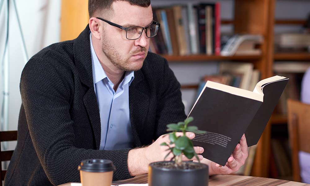 Read more about the article Best Business Books to Read for Entrepreneurs in 2025