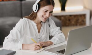 Read more about the article Online Productivity Courses vs. Traditional Workshops: What’s Better for Busy Professionals?